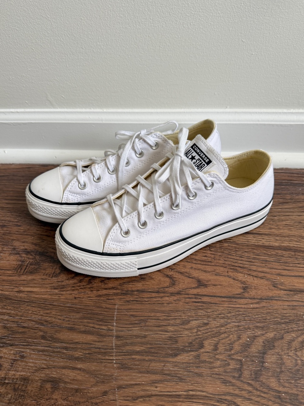 Converse White Chuck Taylor All Star Low-Top Platform Sneaker Size 10M Women’s